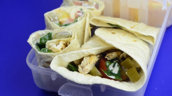 Tortilla z kurczakiem (wrap), świeżym szpinakiem i sosem jogurtowym