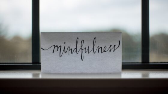 Biała kartka z napisem mindfulness - pozytywna dietetyka