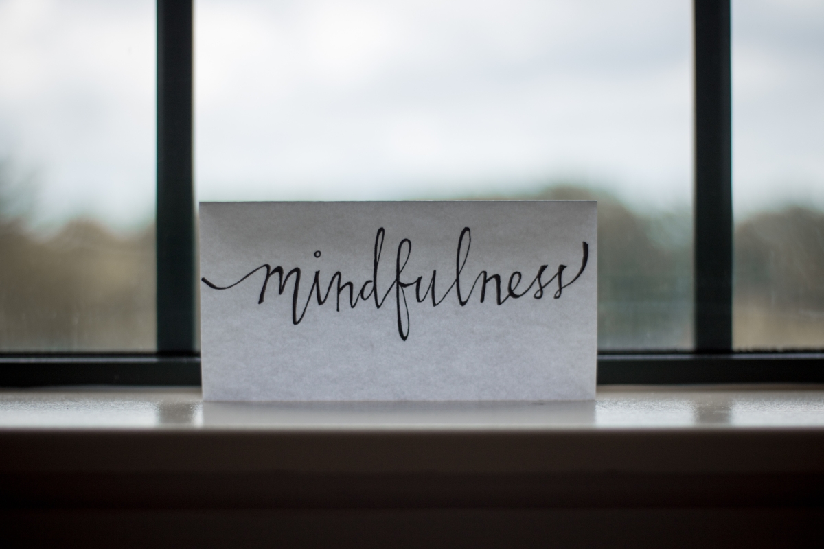 Biała kartka z napisem mindfulness - pozytywna dietetyka