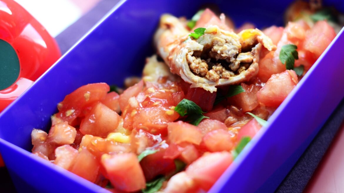Enchilada z indykiem i sosem pomidorowym w lunchboxie.
