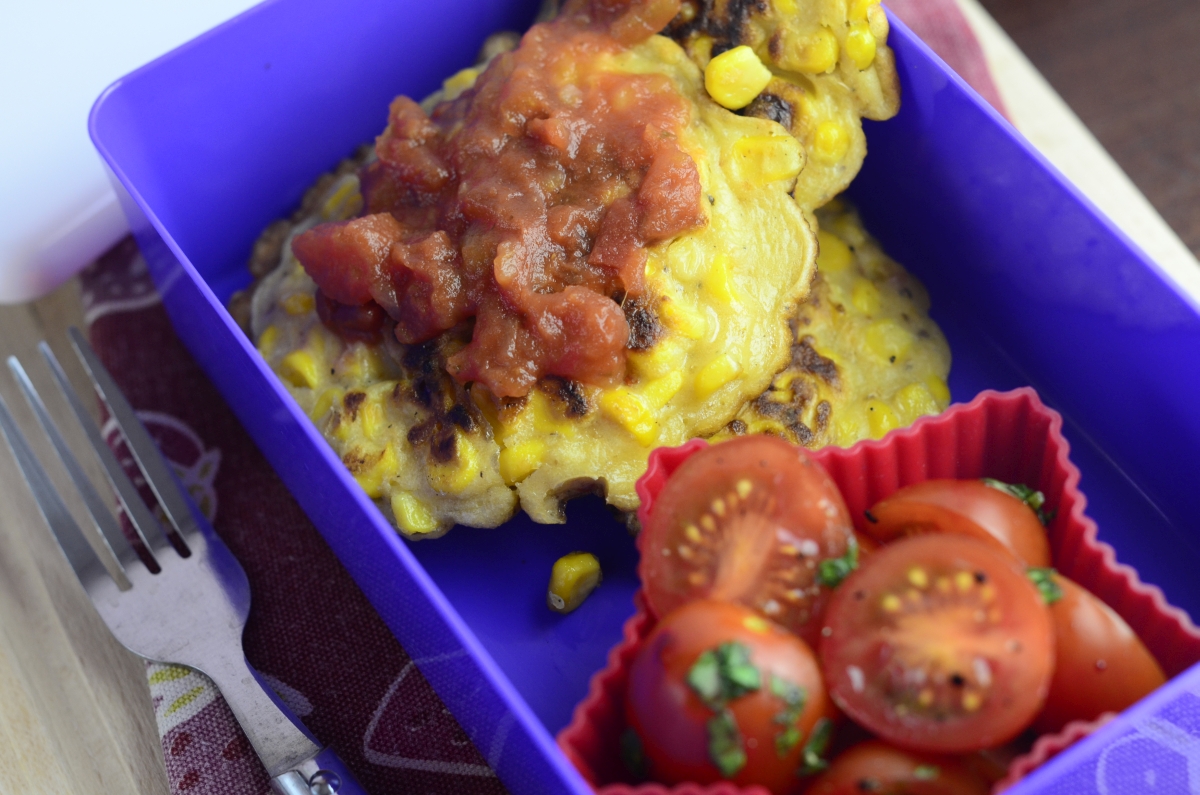 Placki kukurydziane z pomidorami i bazylią w lunchboxie